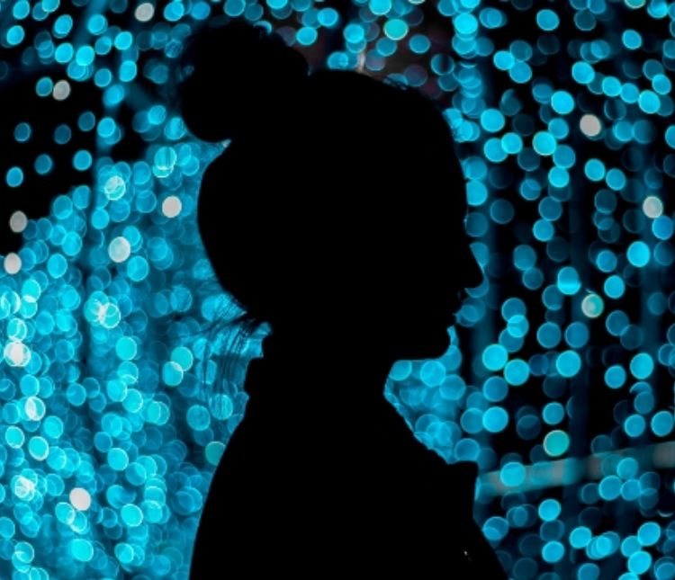 Image of a woman in silhouette representing SD-WAN connectivity a virtualization service that connects and extends enterprise networks over large geographical distances.